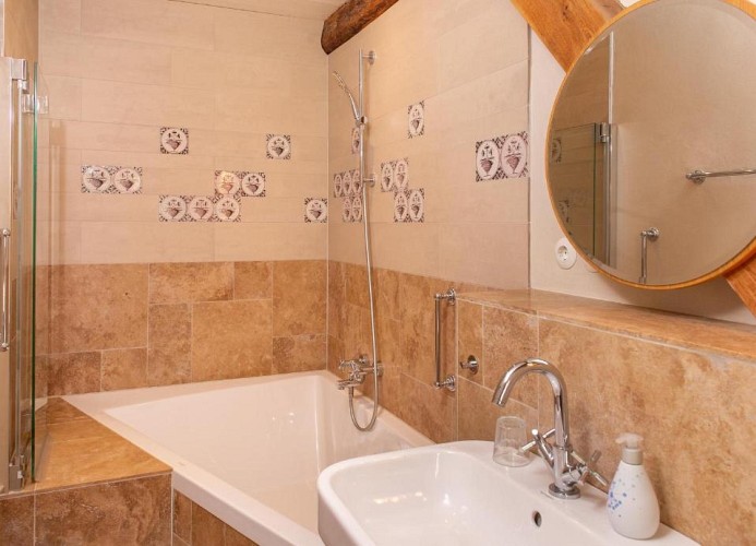 Bad mit Wanne im EG
