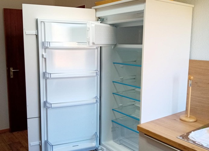 Kühlschrank mit kleiner Truhe