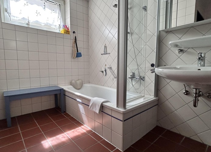 Bad mit Badewanne